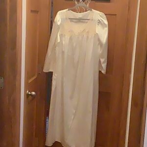 Beautiful Eve Stillman ivory colored nightgown. Size medium.
